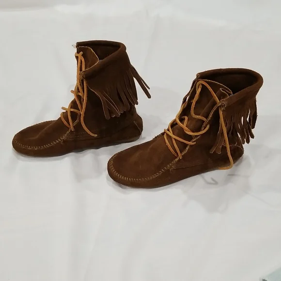 Minnetonka - Womens brown shoes. Size 5 - Picture 3 of 8